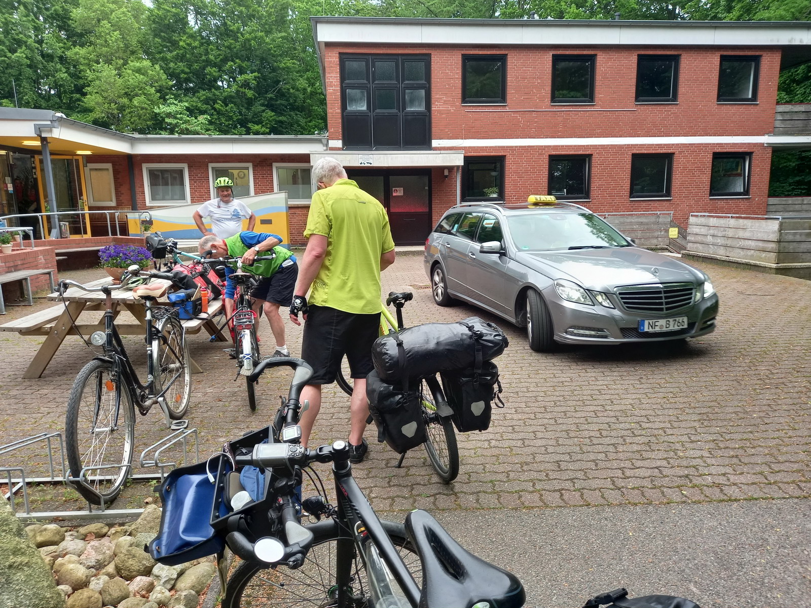 Taxi arrived at the youth hostel in Flensburg